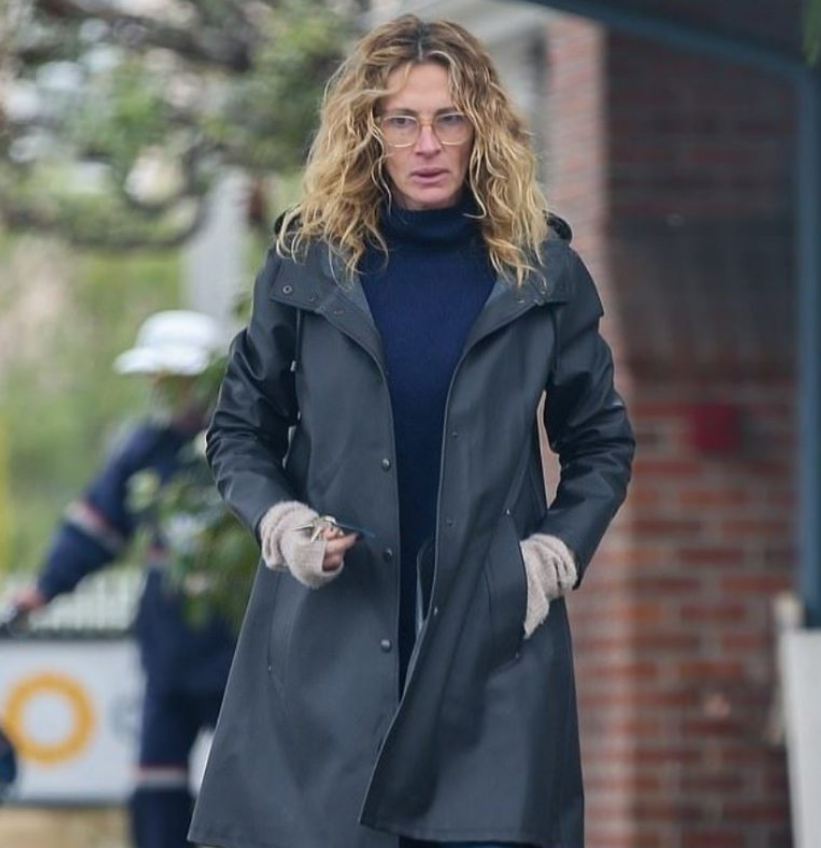 “Without Makeup And Filters”: Julia Roberts In glasses Was Photographed On The Street!