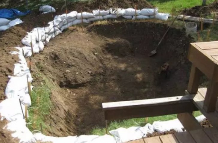 A man started digging holes in the backyard – when the neighbors noticed what he was up too, they called the police immediately