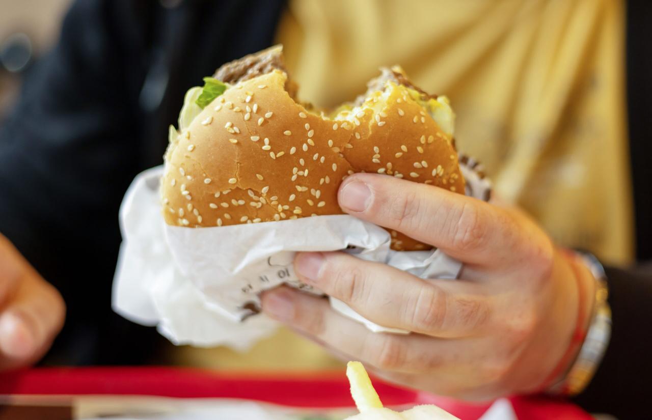 Mother gives 4-year-old daughter bag of food from Burger King then hears ‘Mom, I don’t want ketchup’